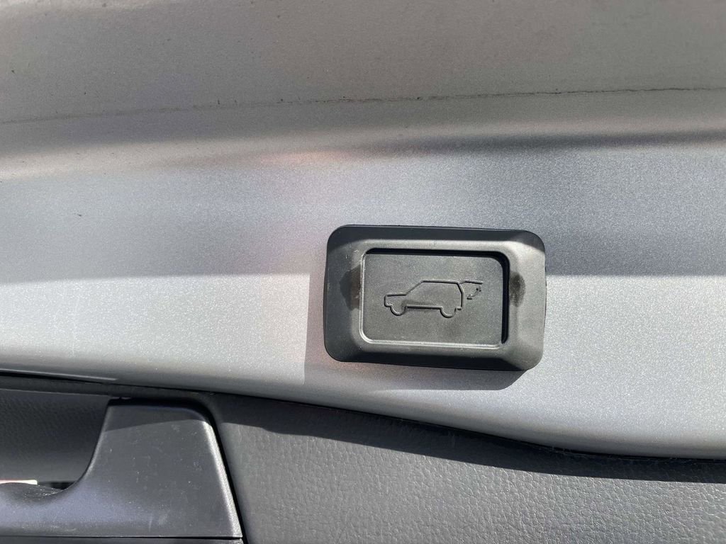 Used 2025 Toyota RAV4 XLE FWD image 50