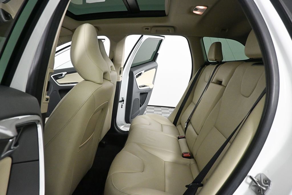 Used 2016 Volvo XC60 T5 Premier w/ Proximity Package FWD image 16