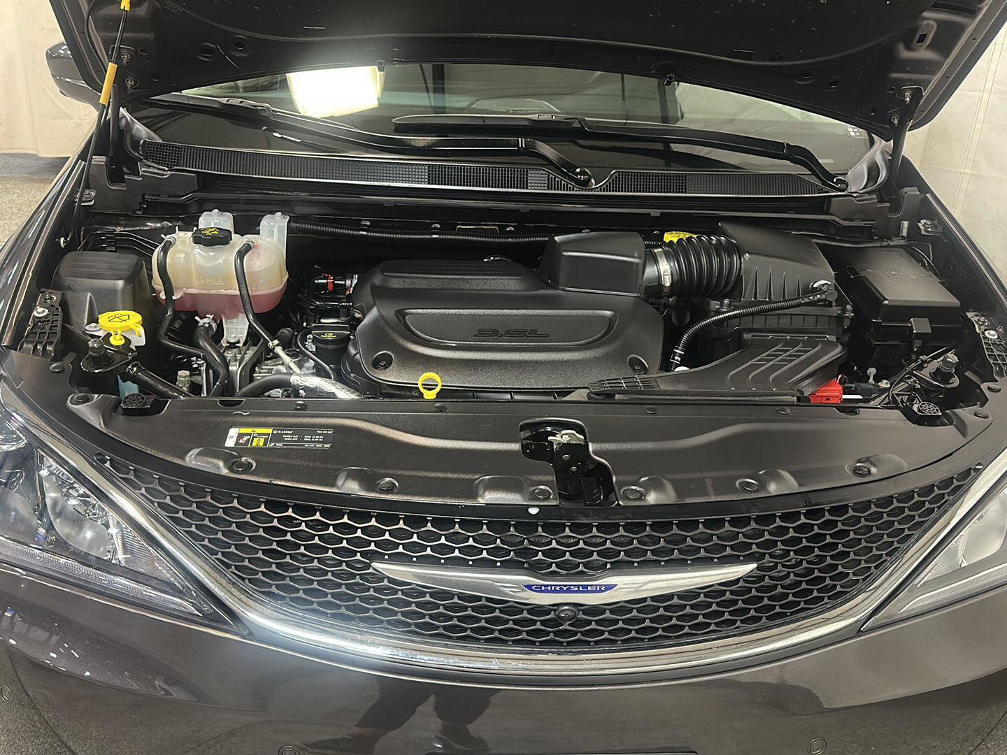 Used 2019 Chrysler Pacifica Touring Plus w/ Advanced Safetytec Group FWD image 13