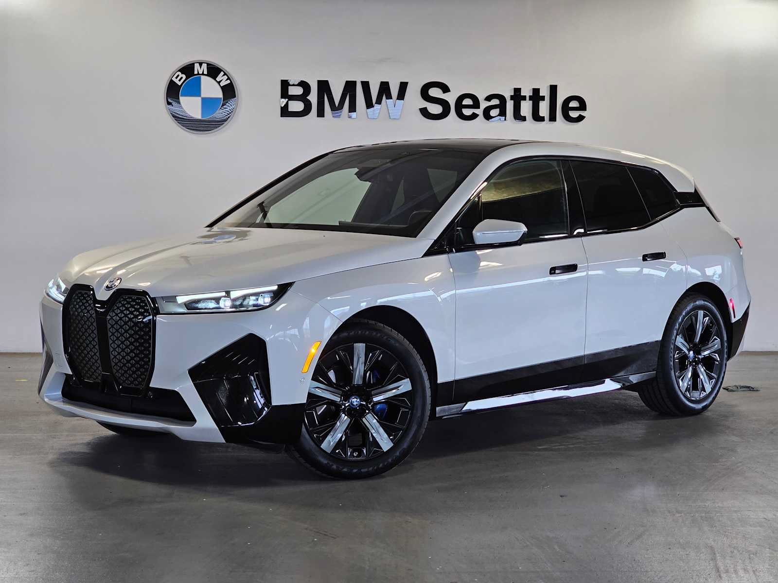 Used 2024 BMW iX xDrive50 w/ Premium Package AWD/4WD image 1
