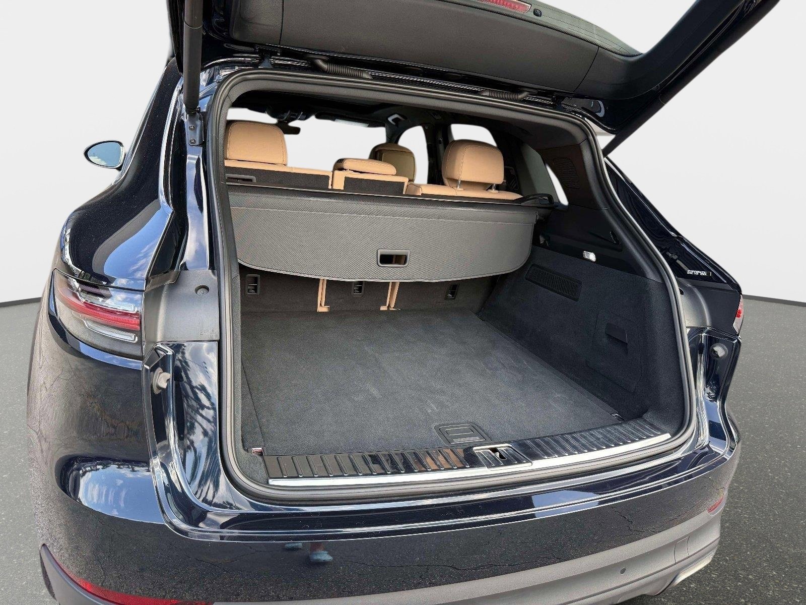 Used 2022 Porsche Cayenne w/ Premium Package image 26