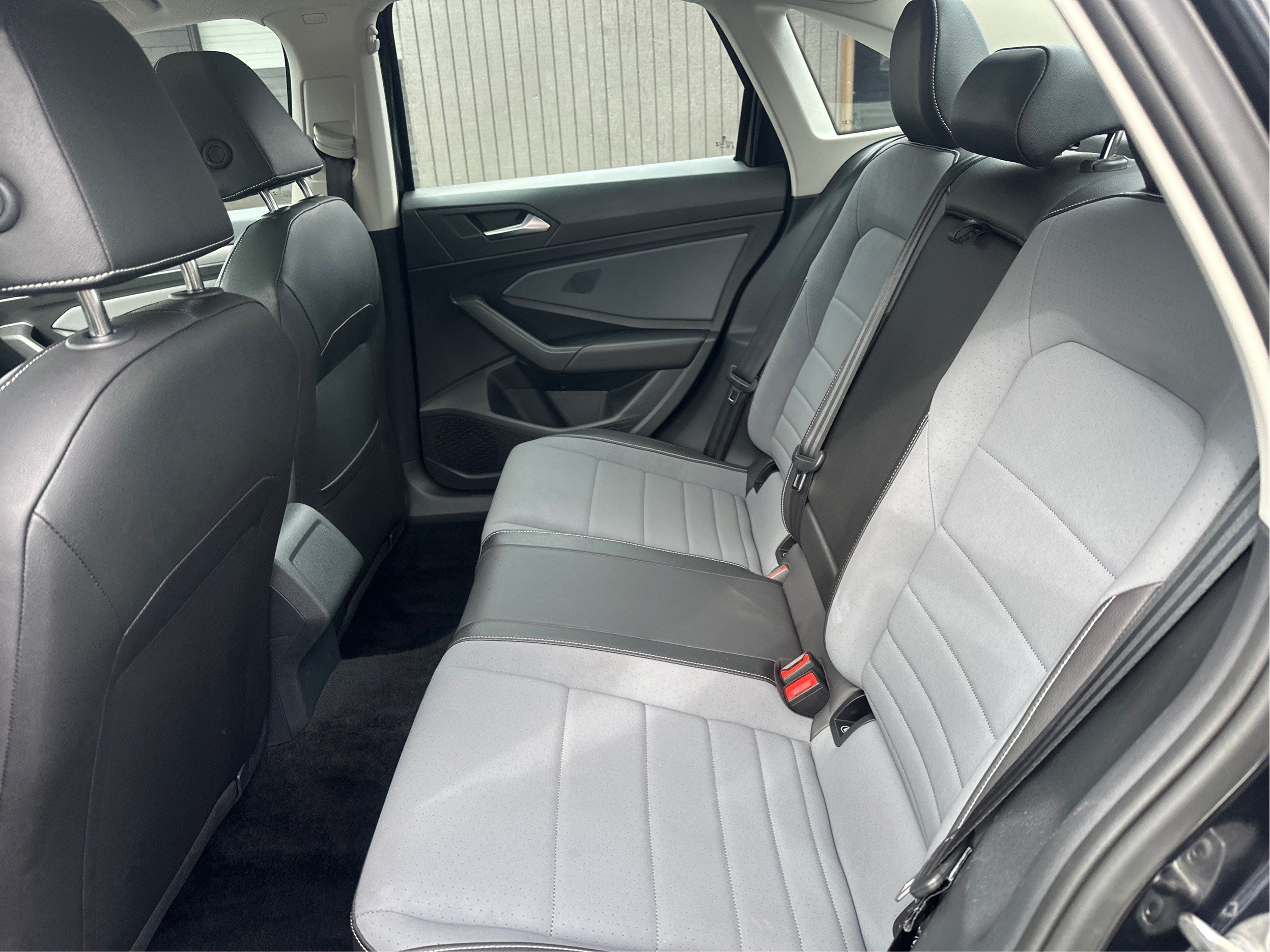 Used 2025 Volkswagen Jetta SE FWD image 10
