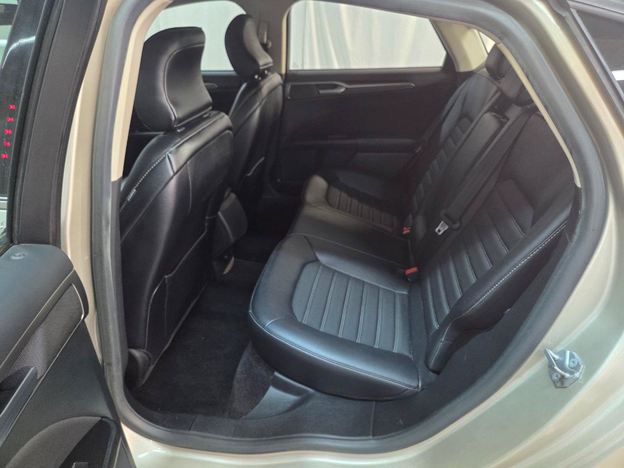 Used 2017 Ford Fusion SE w/ Equipment Group 201A AWD/4WD image 16
