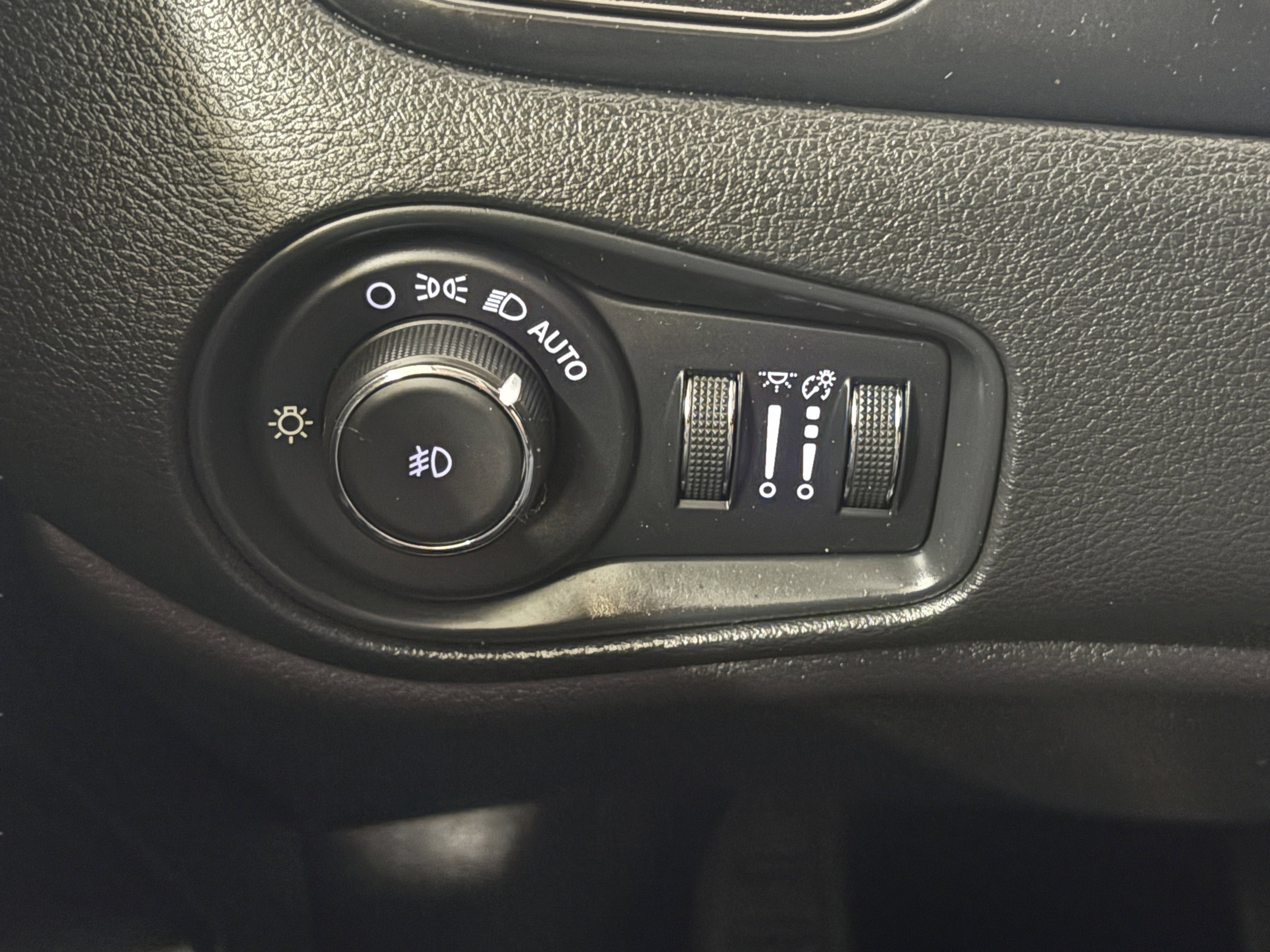 Used 2019 Jeep Renegade Altitude w/ Quick Order Package 2XM AWD/4WD image 19