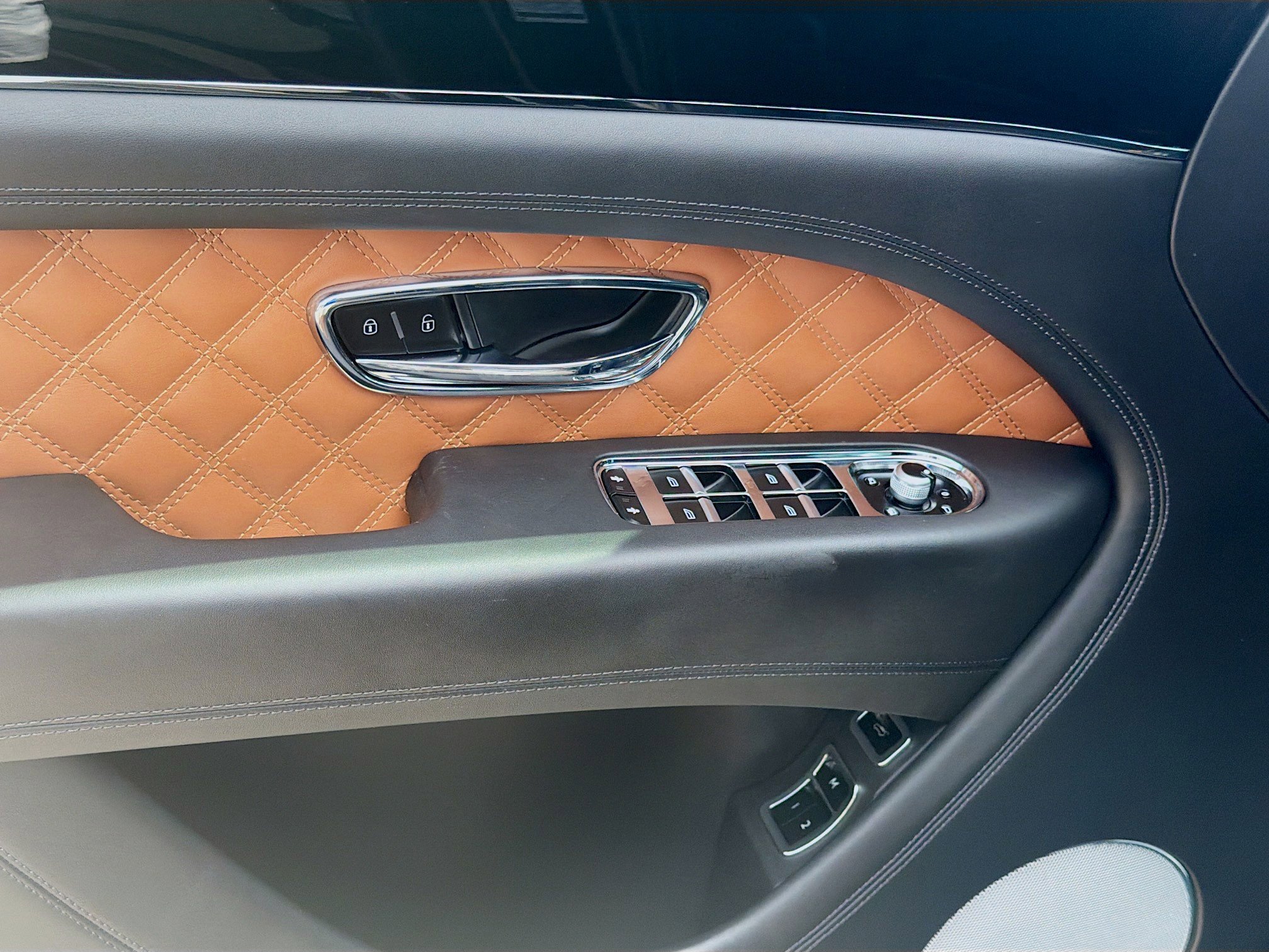 Used 2022 Bentley Bentayga AWD/4WD image 14
