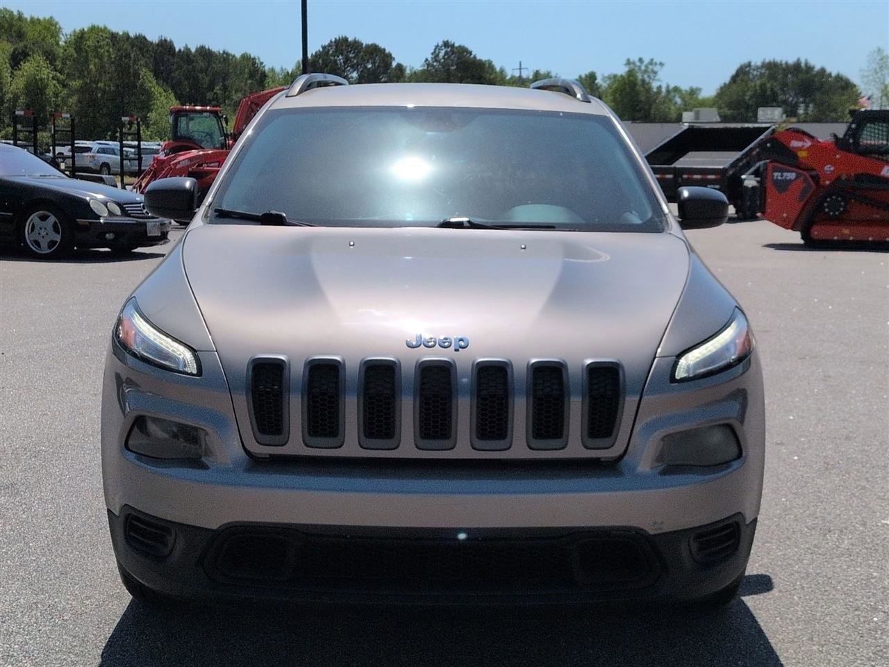 Used 2017 Jeep Cherokee Sport FWD image 8