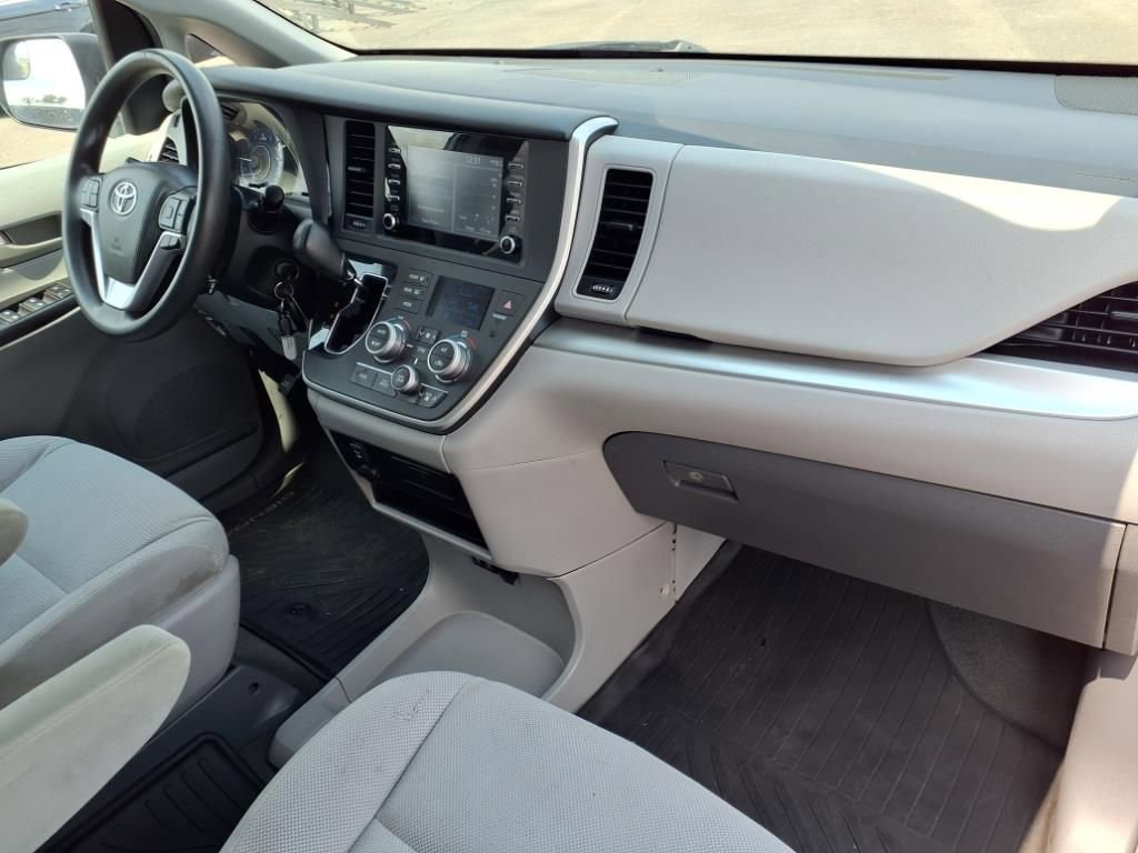Used 2020 Toyota Sienna L image 29
