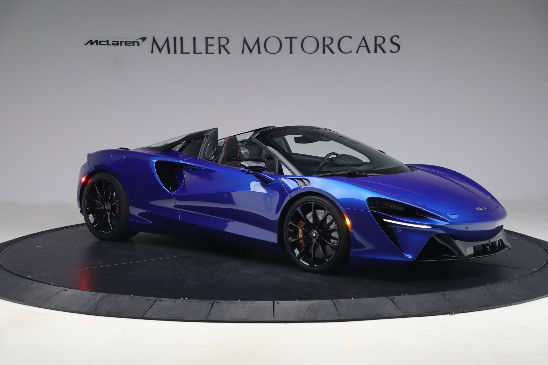 Used 2025 McLaren Artura Spider image 10