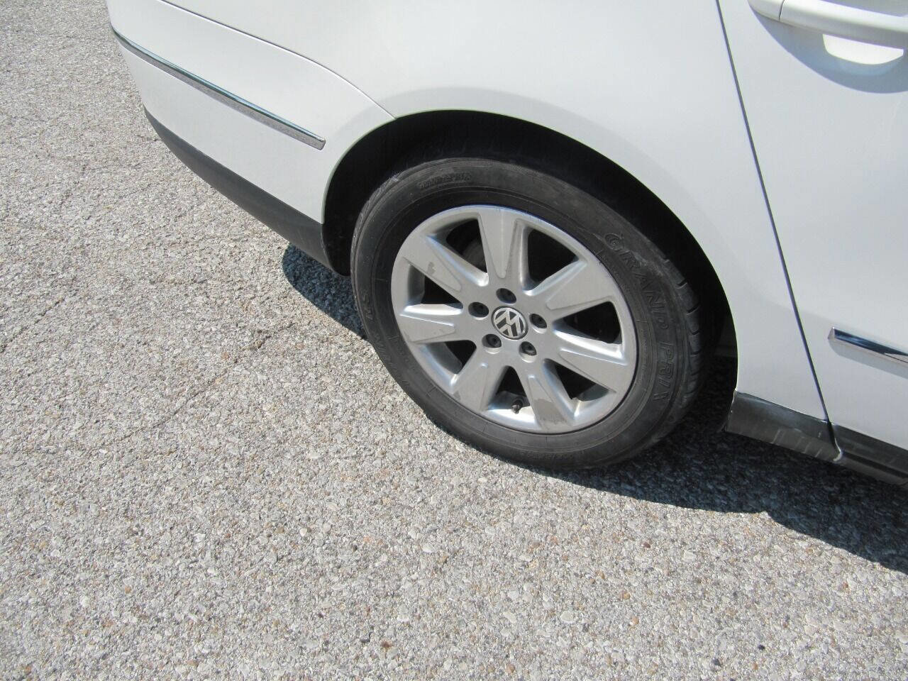 Used 2006 Volkswagen Passat Value Edition image 12