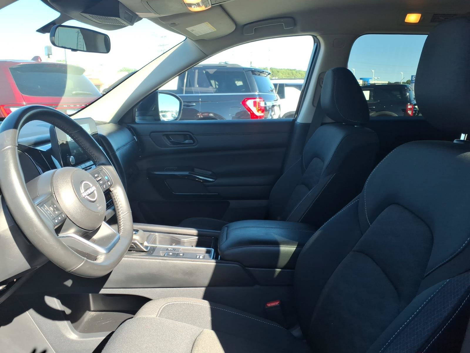 Used 2025 Nissan Pathfinder SV FWD image 7