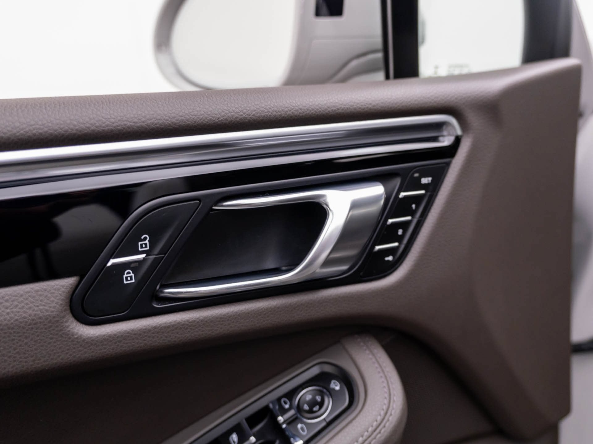 Certified 2023 Porsche Macan AWD/4WD image 19