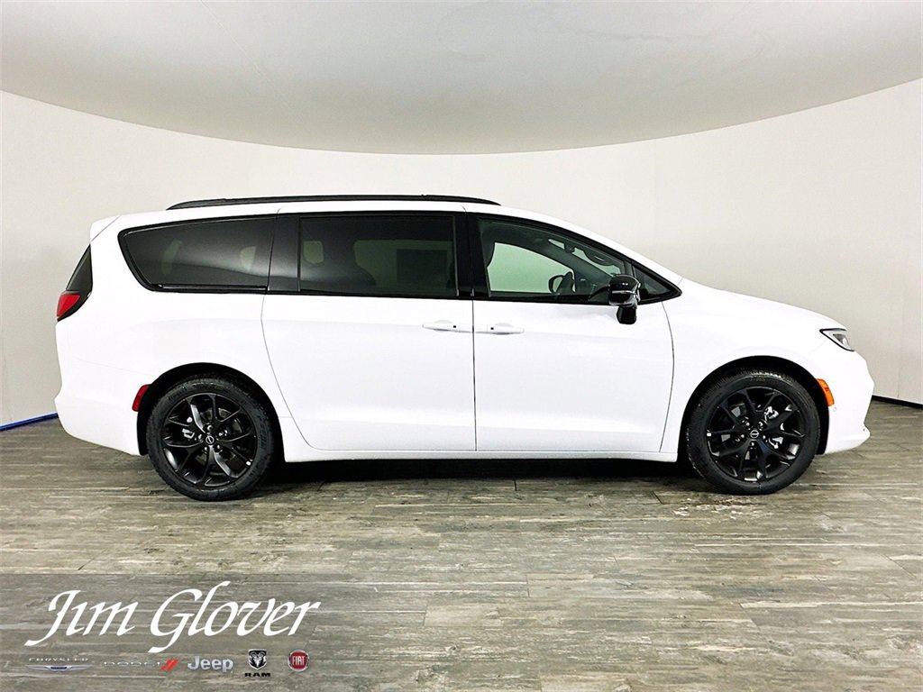 New 2026 Chrysler Pacifica Select w/ S Appearance Package image 8