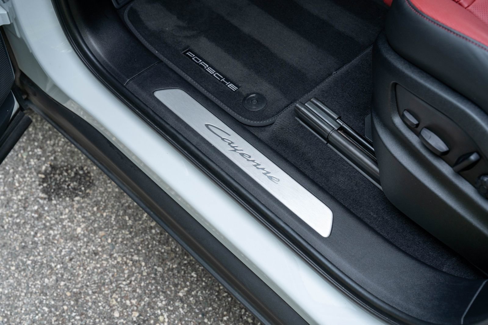 Certified 2024 Porsche Cayenne AWD/4WD image 24