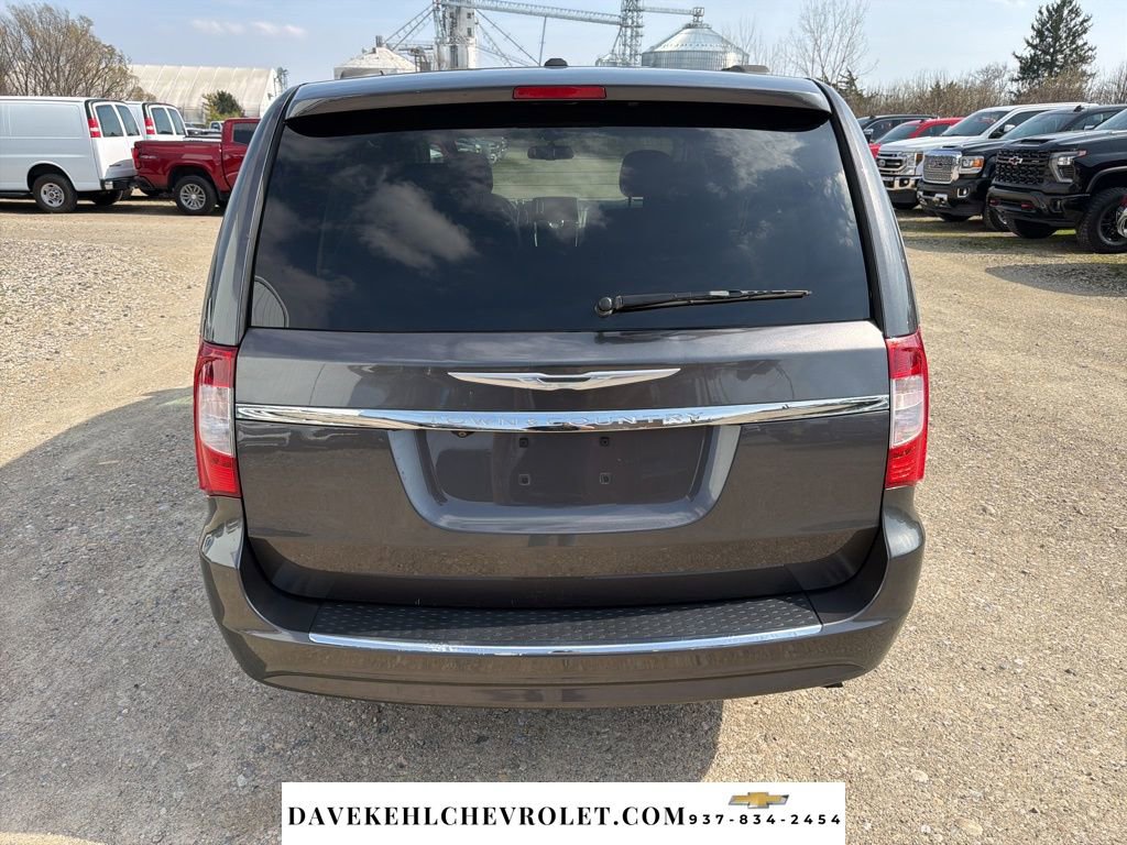 Used 2015 Chrysler Town & Country Touring image 5