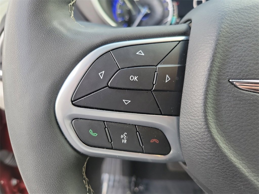 Used 2024 Chrysler Pacifica Touring-L image 6