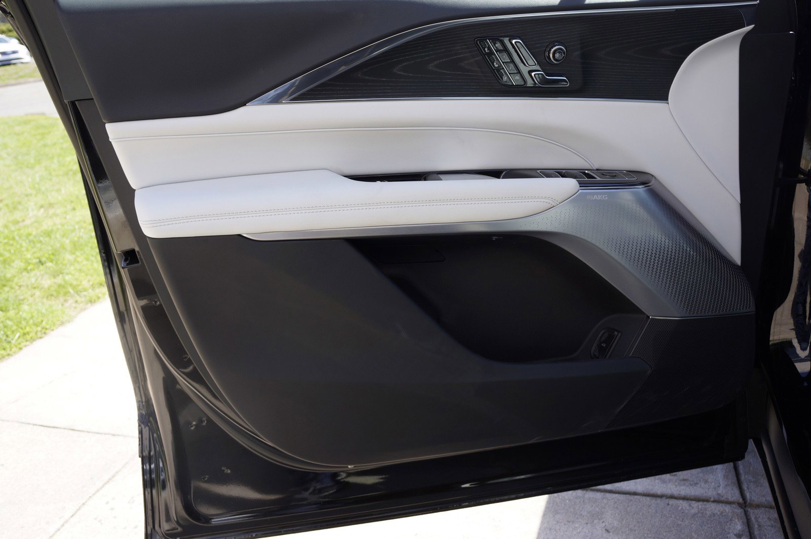 New 2024 Cadillac Lyriq Luxury image 18