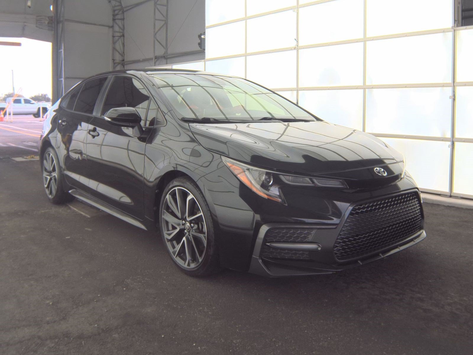 Used 2020 Toyota Corolla SE FWD image 2