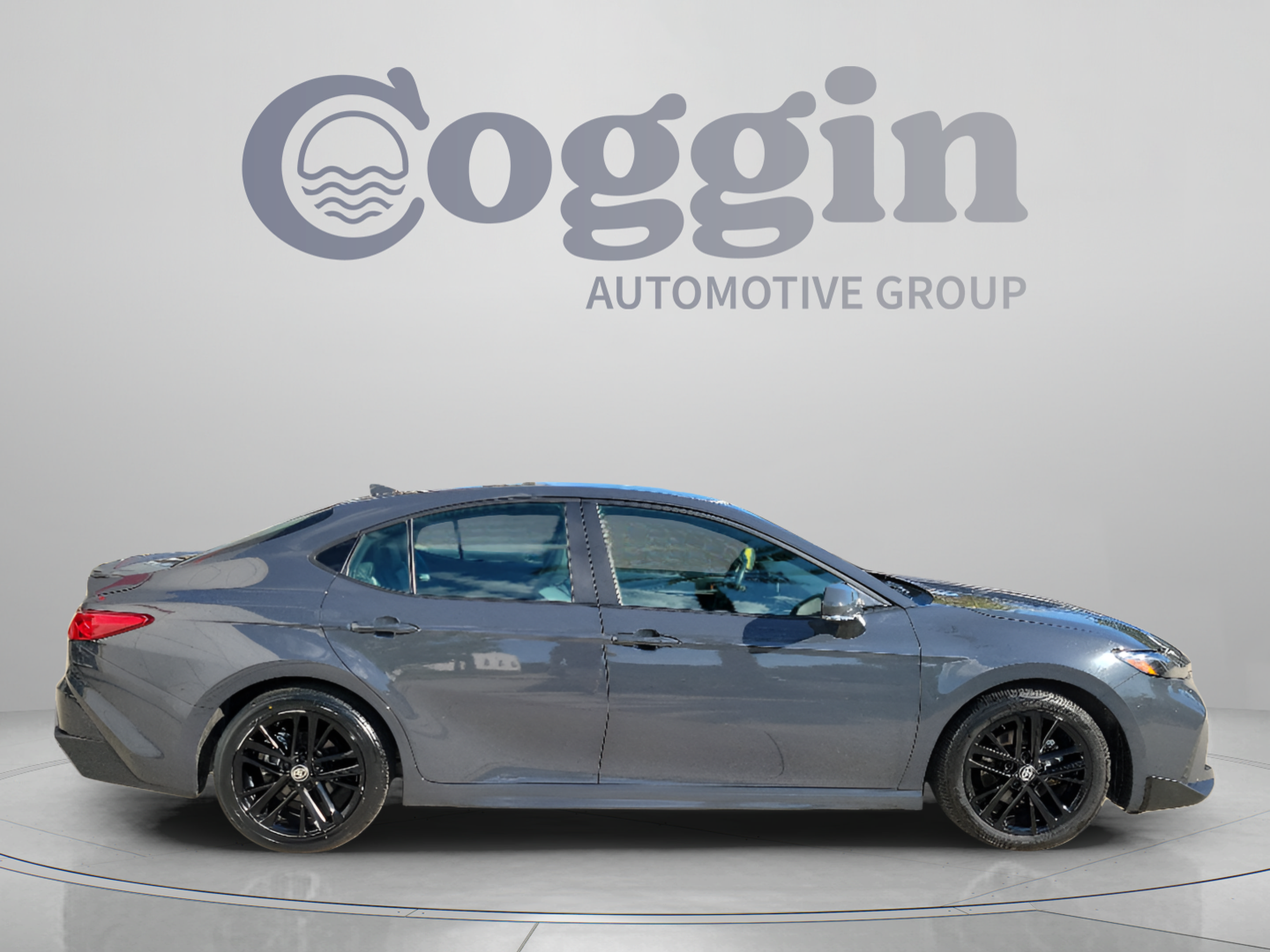 Used 2025 Toyota Camry SE FWD image 4