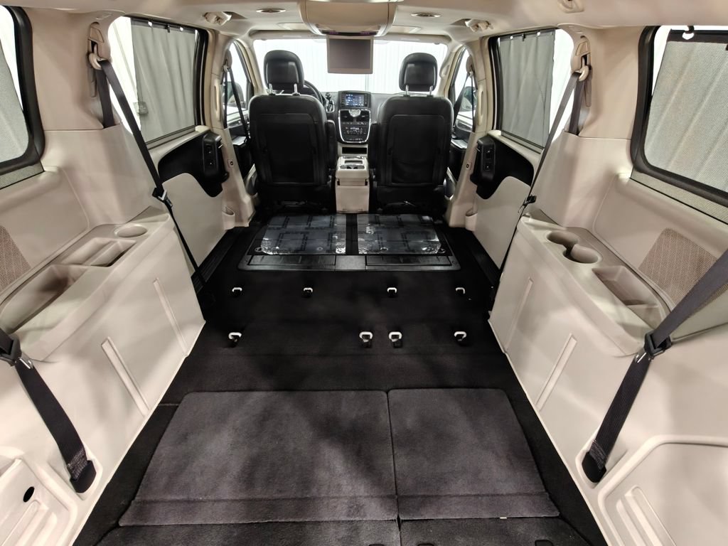 Used 2016 Chrysler Town & Country Touring-L FWD image 34