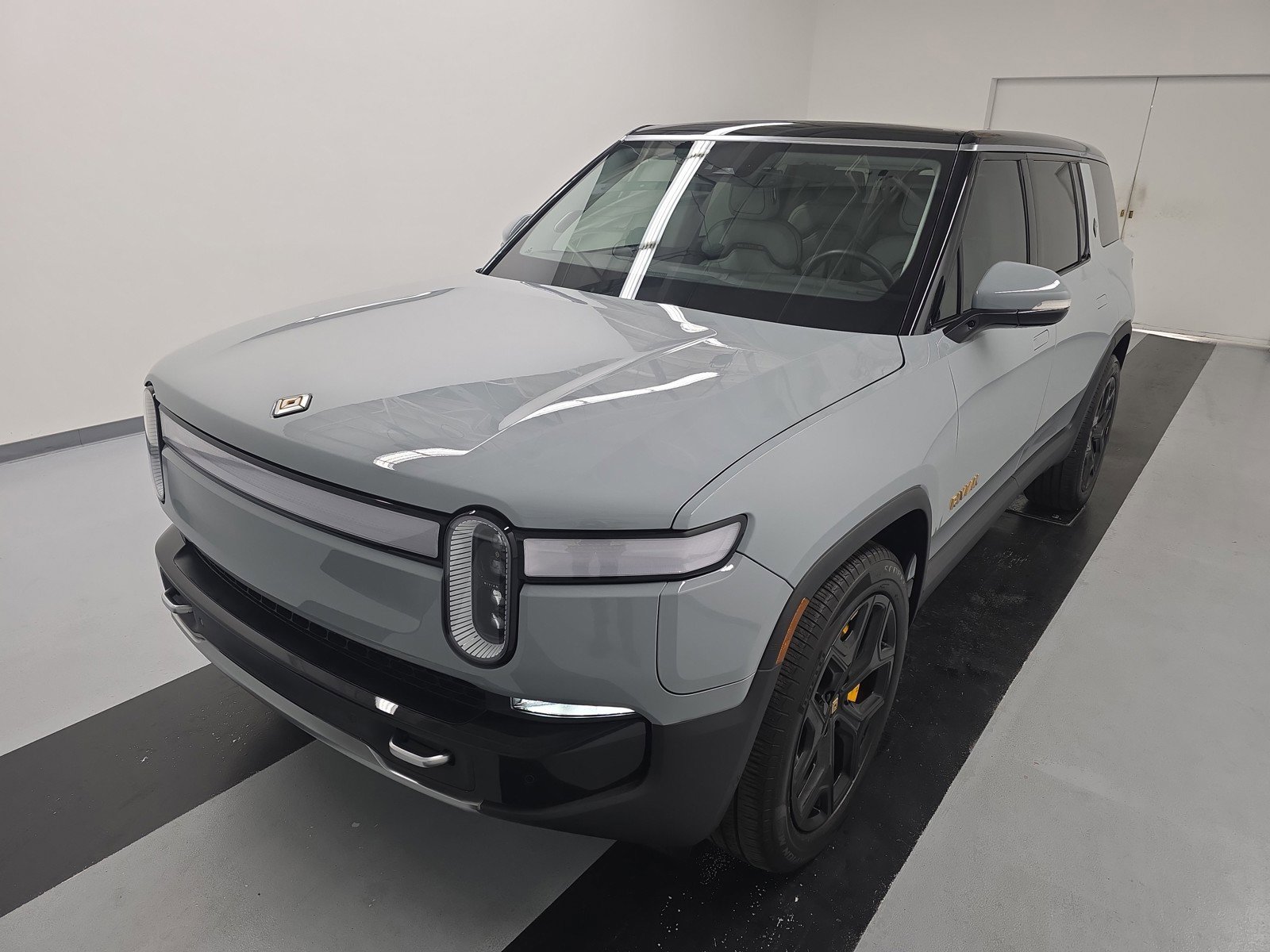 Used 2024 Rivian R1S Adventure AWD/4WD image 1