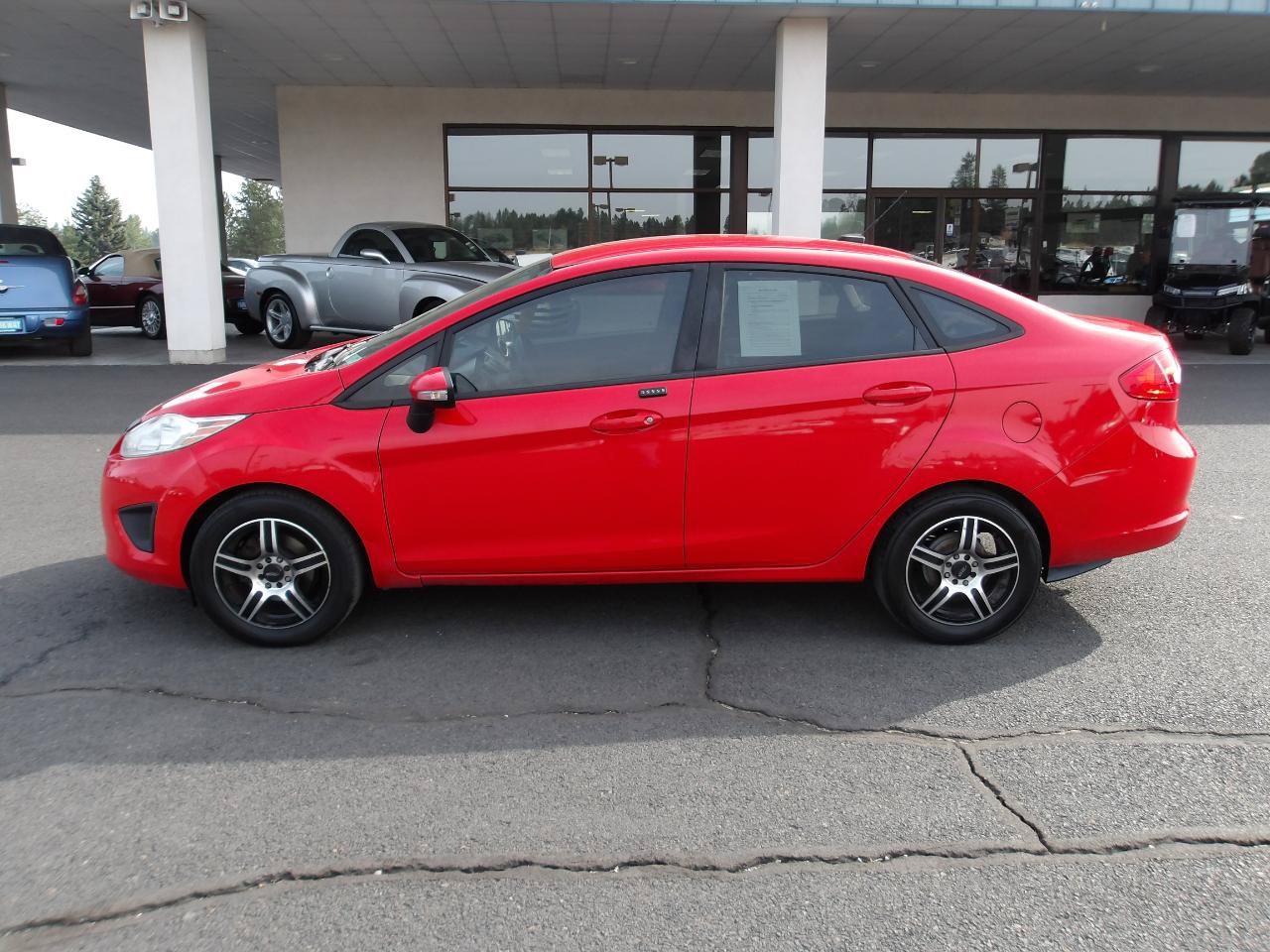 Used 2013 Ford Fiesta SE FWD image 2