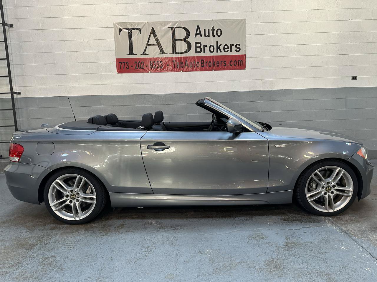 Used 2011 BMW 135i Convertible RWD image 2