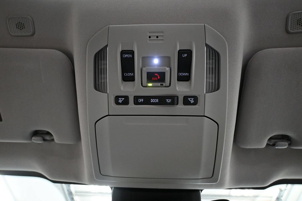 Used 2023 Toyota Highlander XLE AWD/4WD image 28