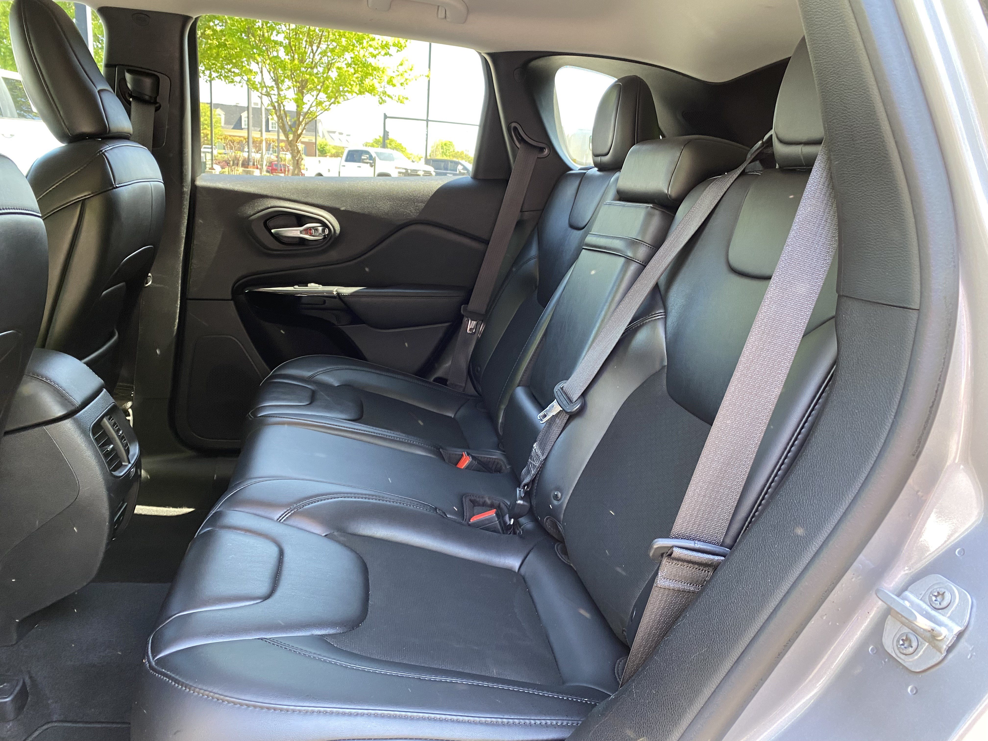 Used 2019 Jeep Cherokee Latitude Plus FWD image 36