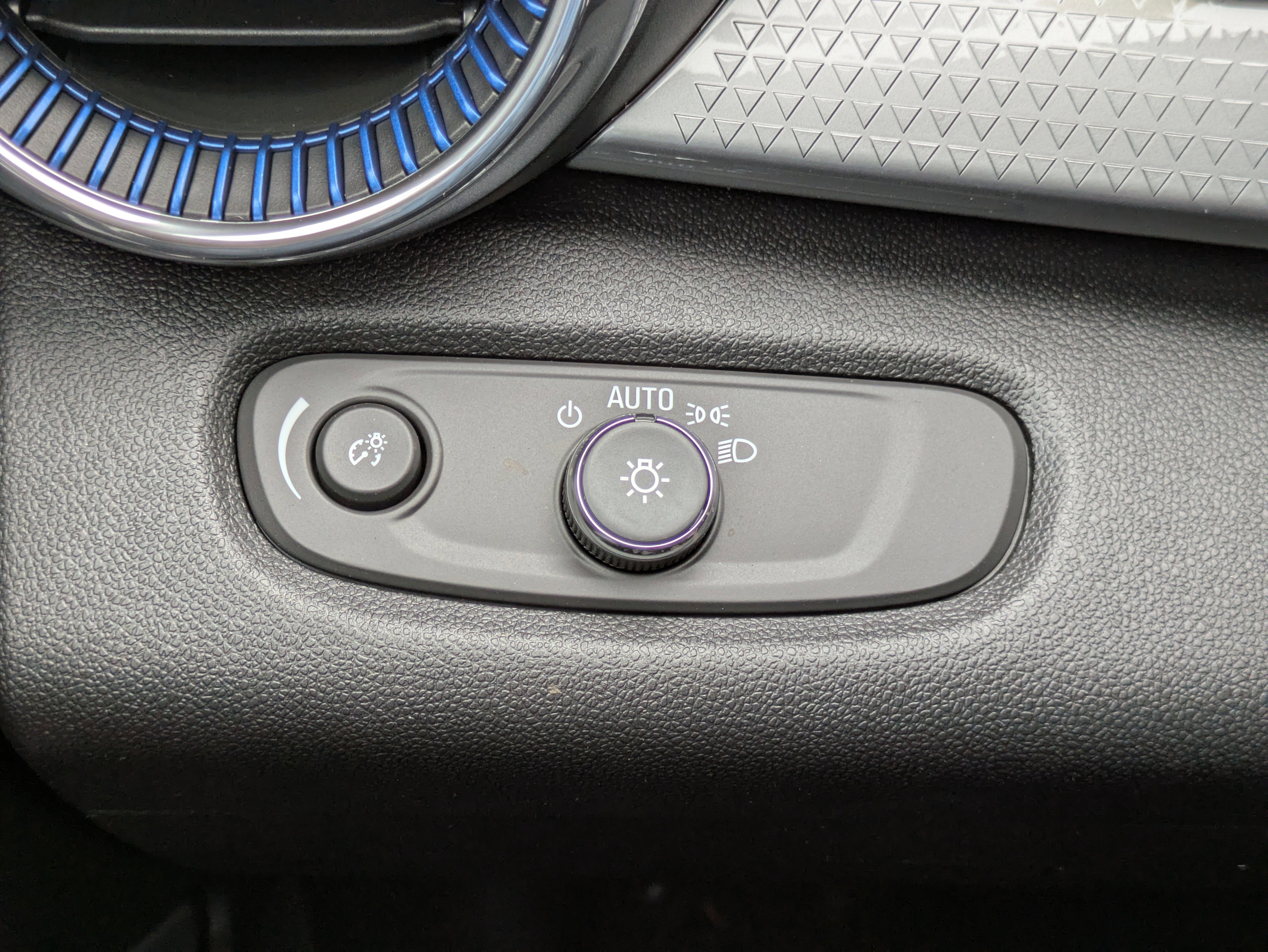 New 2025 Chevrolet Trax LT w/ Driver Confidence Package image 15