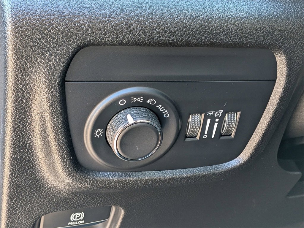 Used 2024 Jeep Grand Cherokee Laredo image 14