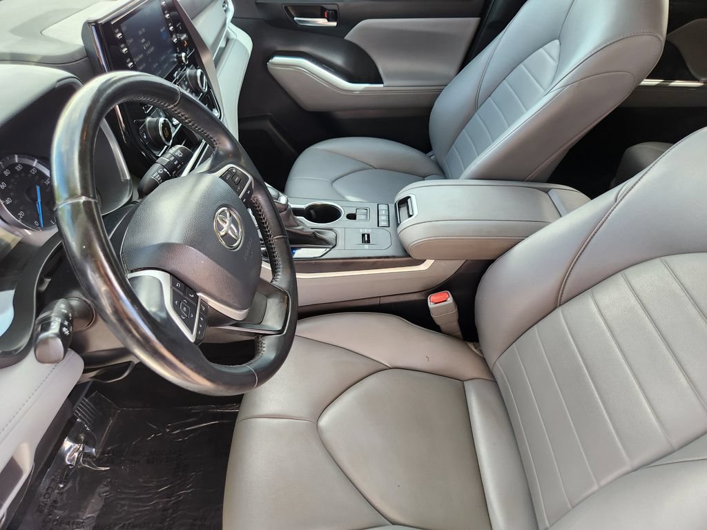 Used 2022 Toyota Highlander XLE AWD/4WD image 4
