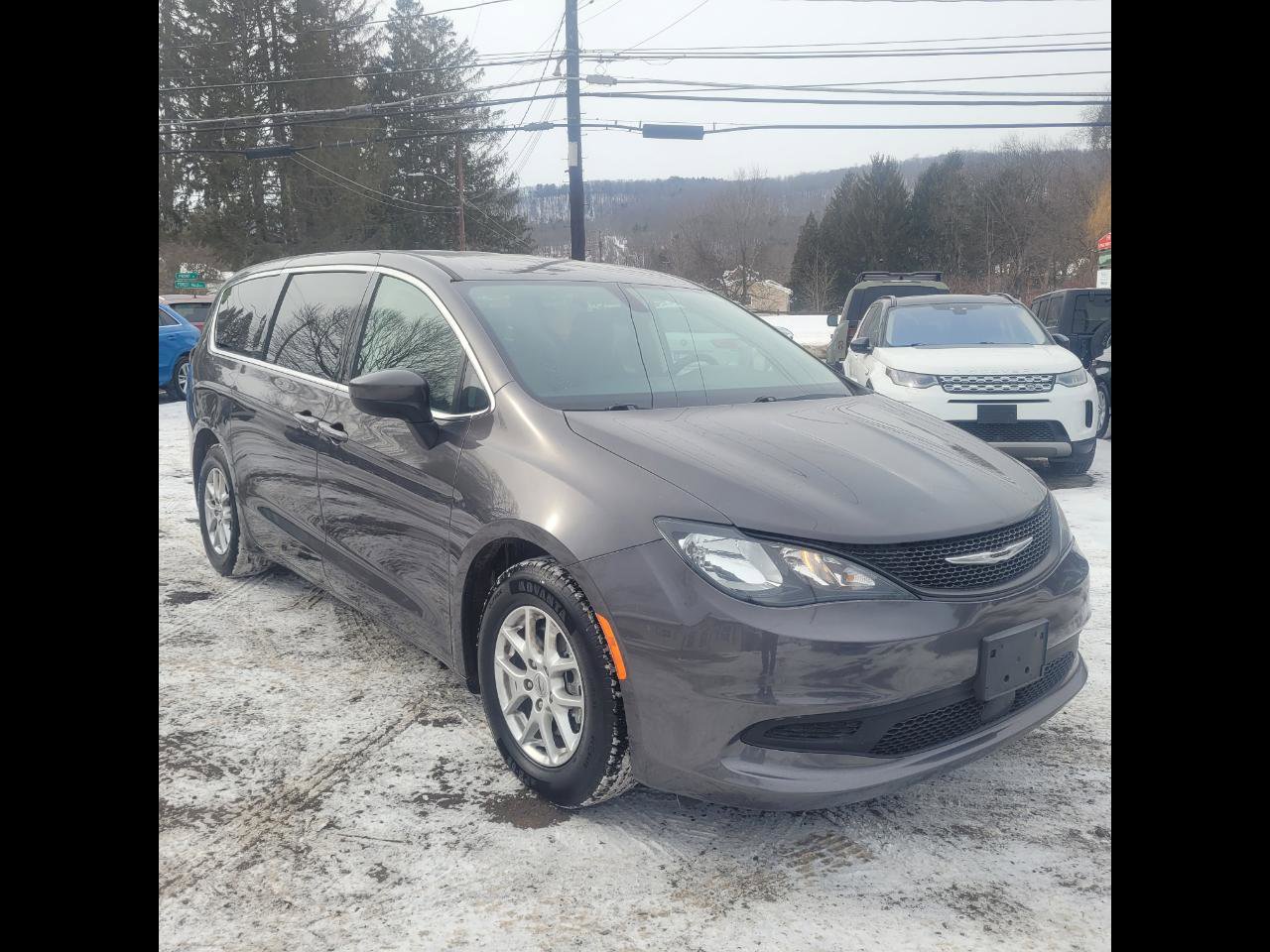 Used 2022 Chrysler Voyager LX image 2
