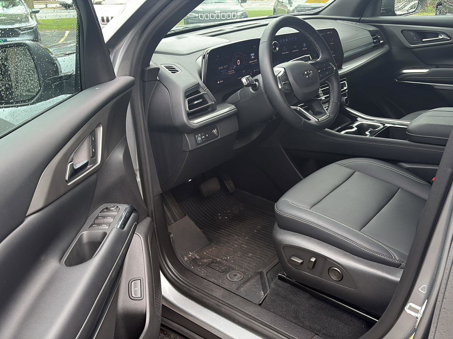 Used 2026 Chevrolet Traverse LT w/ Midnight/Sport Edition FWD image 17