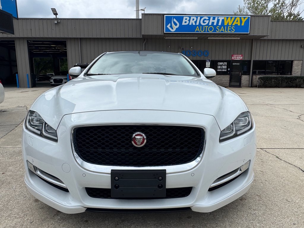 Used 2017 Jaguar XJ R-Sport image 3