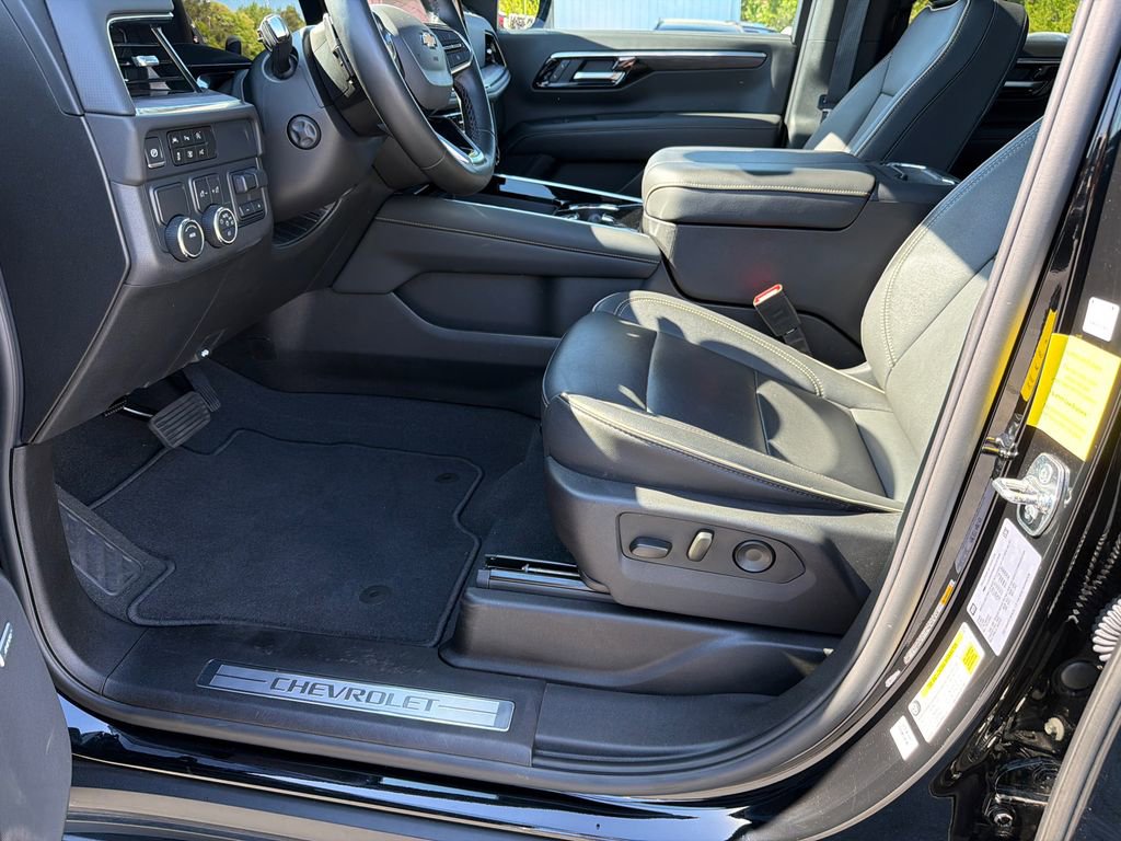 Used 2025 Chevrolet Suburban Premier w/ Sun And Tow Package RWD image 9