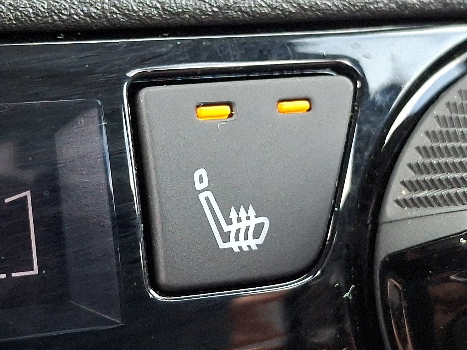 Used 2023 Nissan Kicks SR w/ SR Premium Package FWD image 24