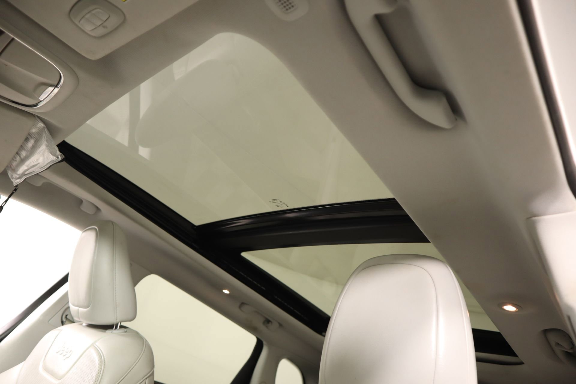 Used 2022 Jeep Cherokee Latitude Lux w/ Sun & Sound Group image 15