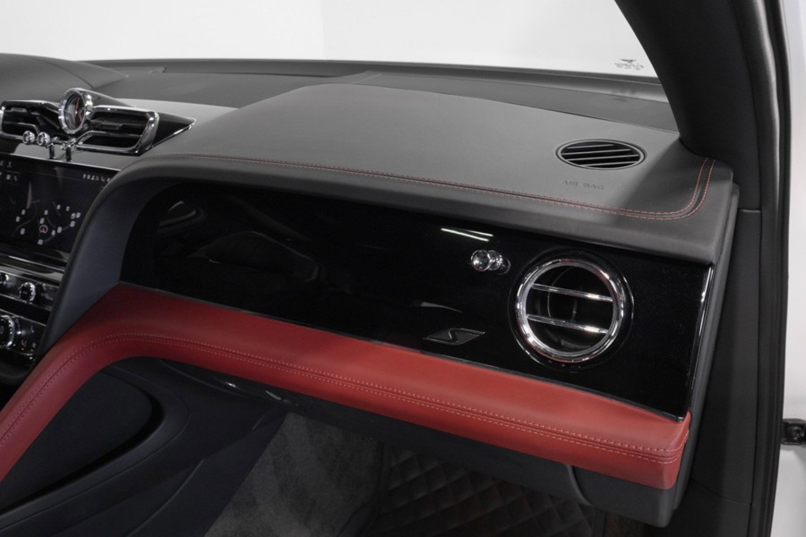 Used 2022 Bentley Bentayga AWD/4WD image 54