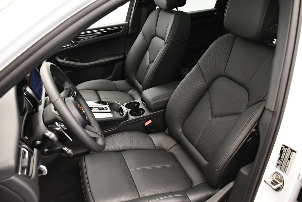 Certified 2026 Porsche Macan AWD/4WD image 41