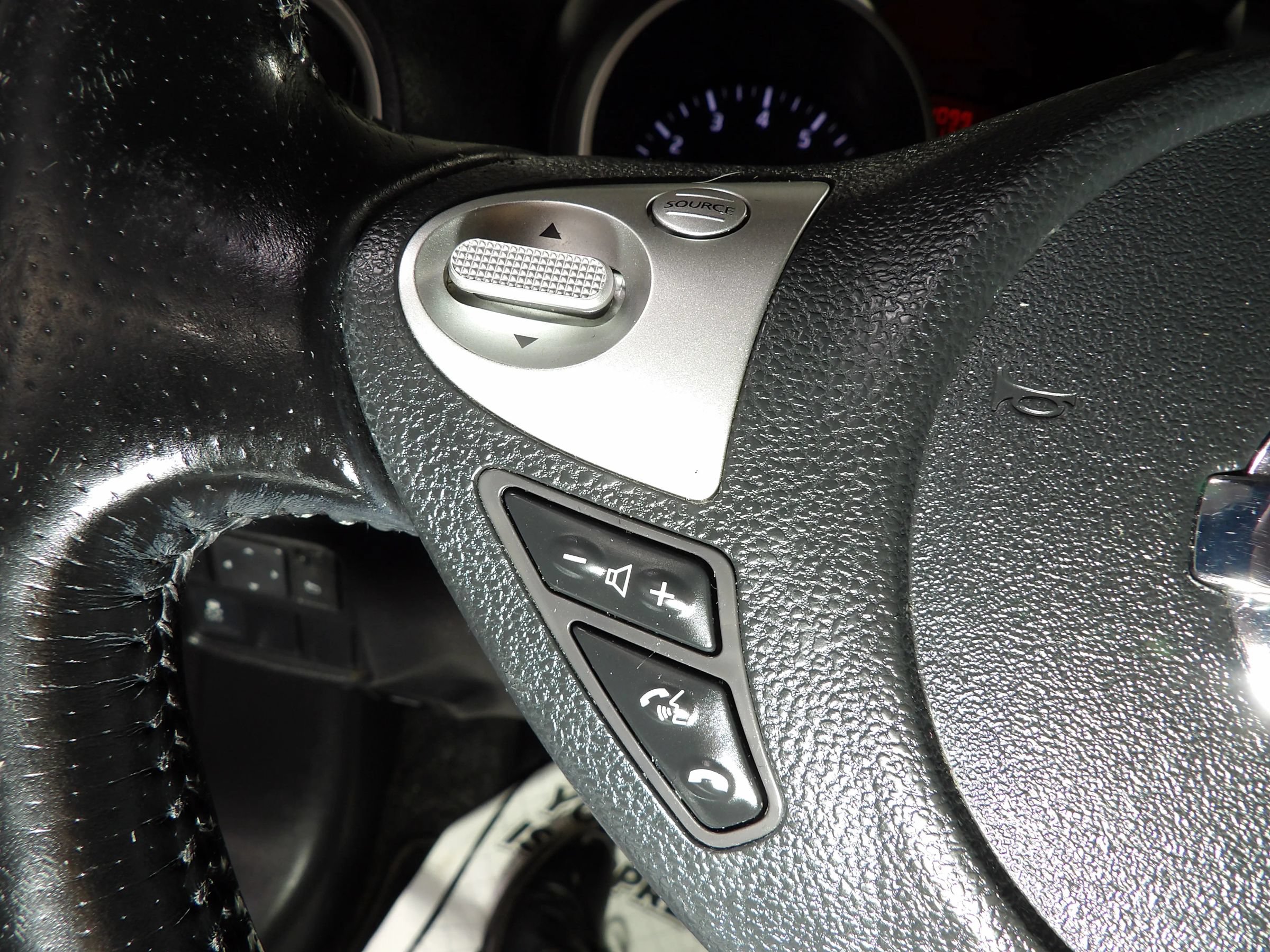 Used 2011 Nissan Juke SV FWD image 17