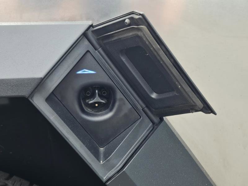 Used 2024 Tesla Cybertruck AWD Crew Cab image 32