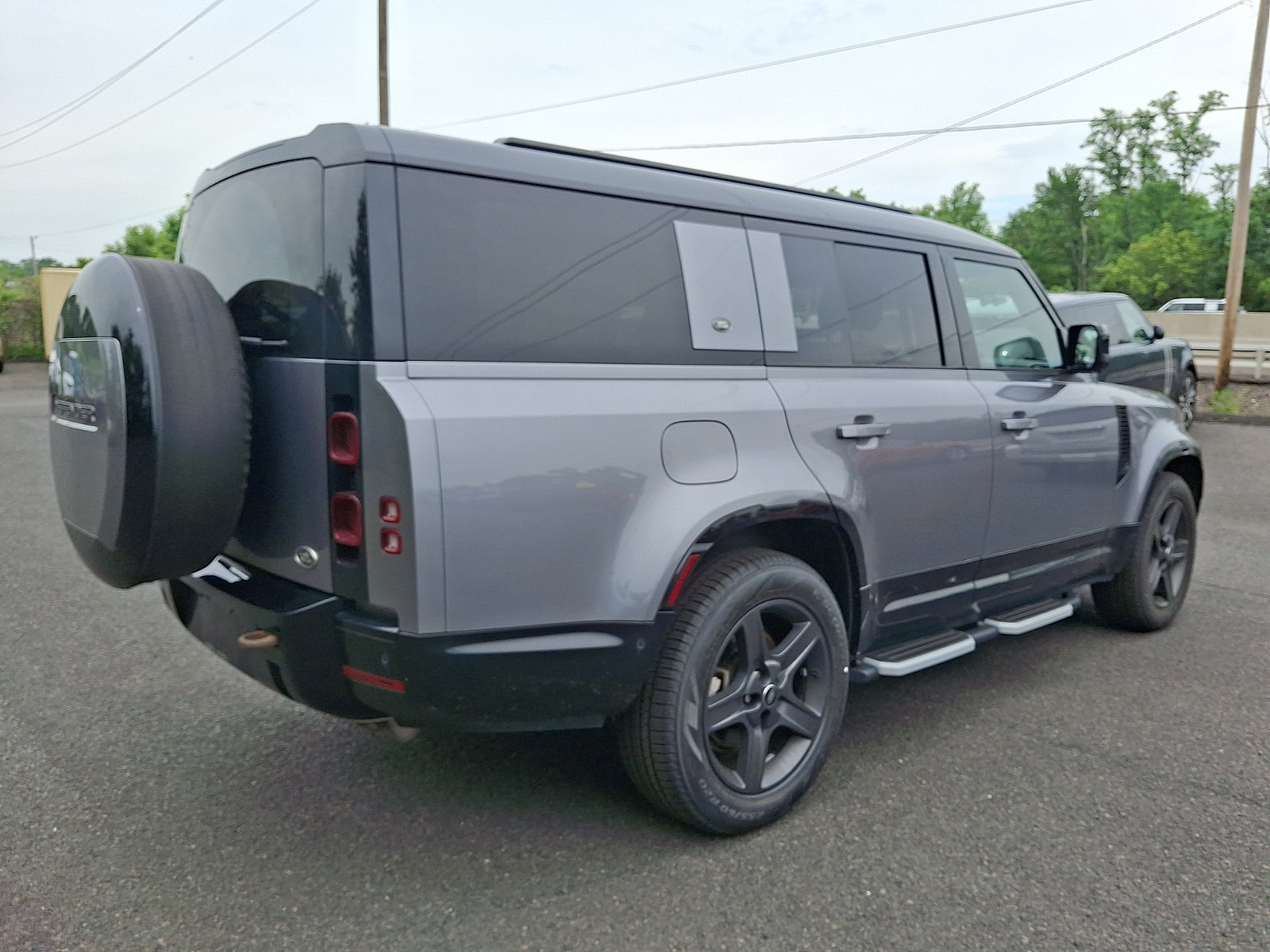 Used 2023 Land Rover Defender 130 X-Dynamic SE AWD/4WD image 2