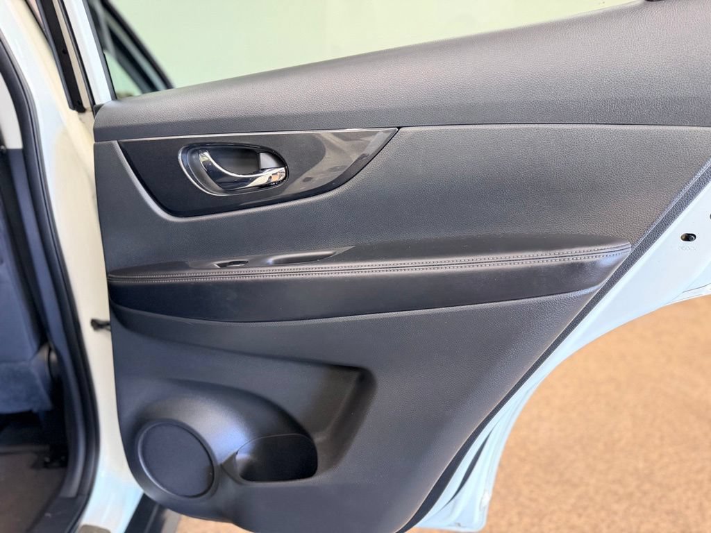Used 2017 Nissan Rogue SV AWD/4WD image 21