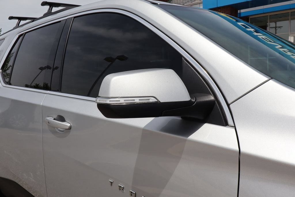 Used 2021 Chevrolet Traverse LT FWD image 2