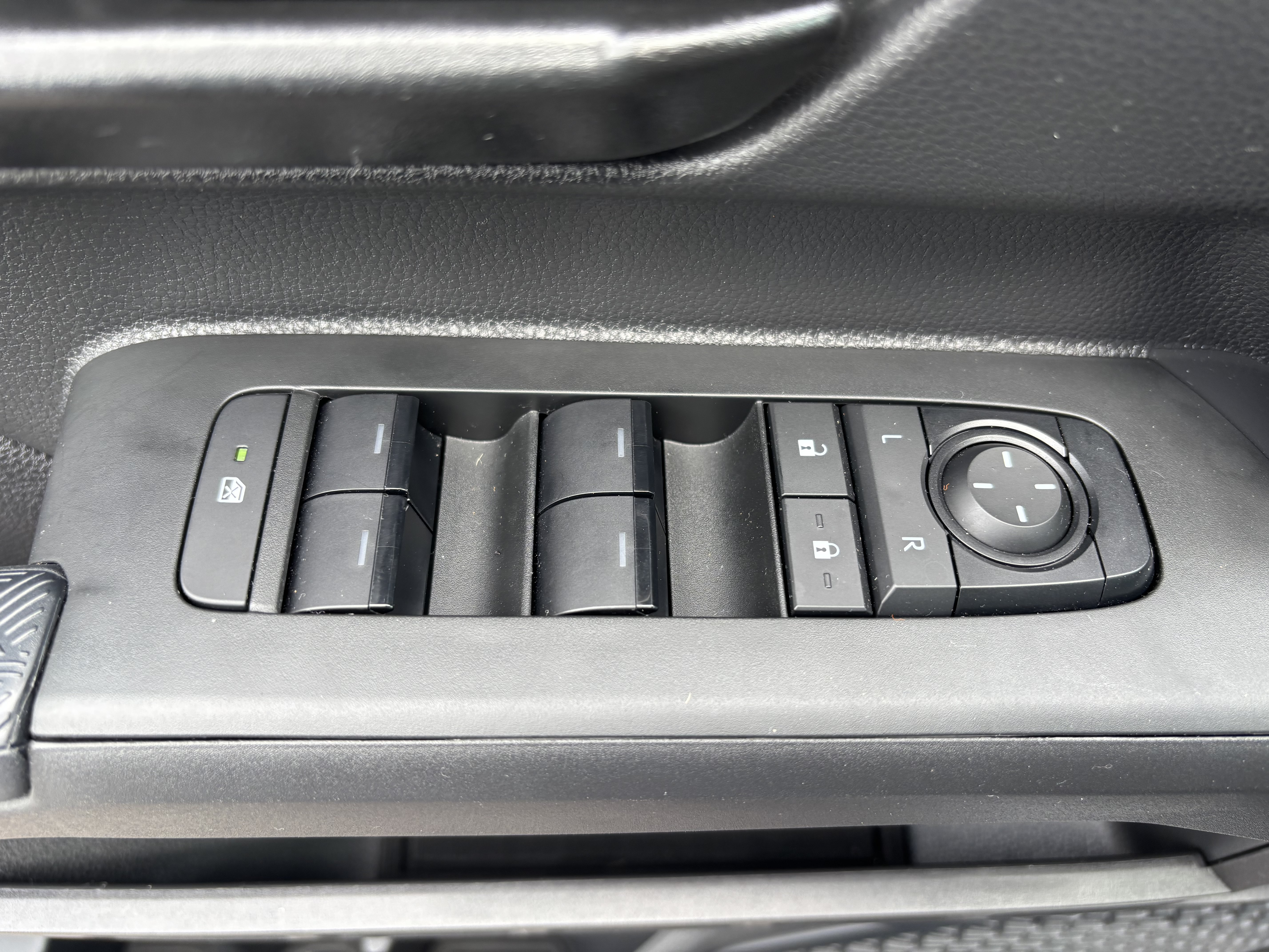 Used 2024 Toyota Tacoma SR5 AWD/4WD image 16