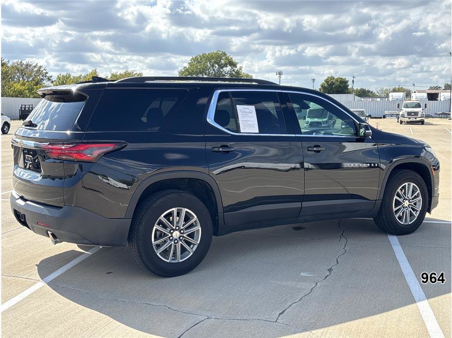 Used 2023 Chevrolet Traverse LT FWD image 2
