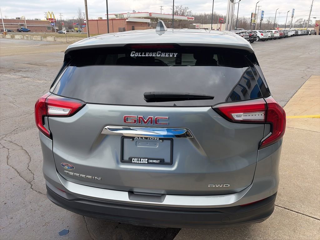 Used 2024 GMC Terrain SLE image 8