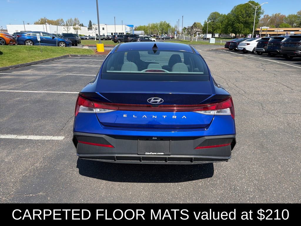 Used 2024 Hyundai Elantra SE FWD image 4