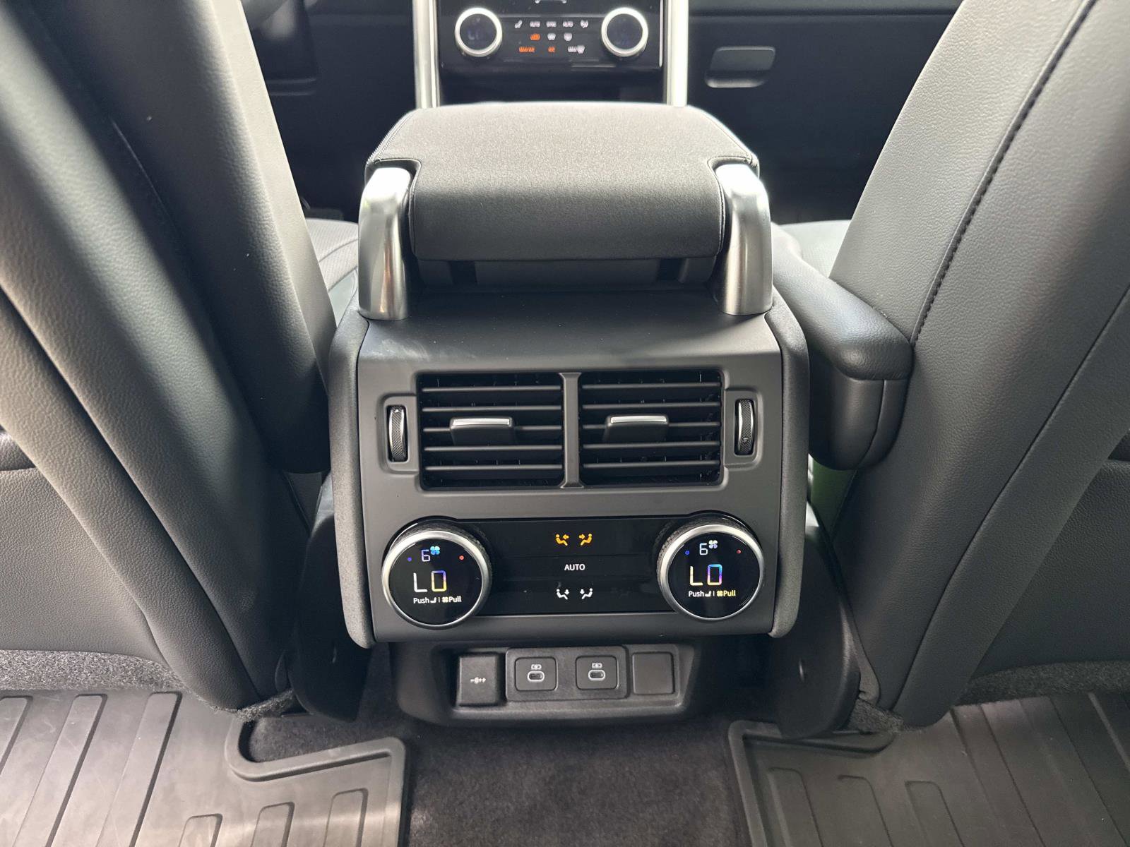 Certified 2025 Land Rover Discovery S AWD/4WD image 17