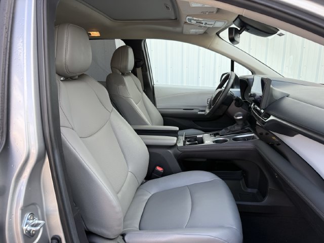 Used 2025 Toyota Sienna XLE FWD image 30